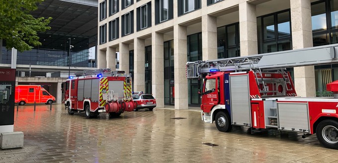 Neben dem Sammelpunkt am Willy-Brandt-Platz vor dem Terminal 1 kamen auch Feuerwehrwagen angefahren. Genau 15 Minuten hatten die Rettungskräfte Zeit, nach Alarmierung den Brand simuliert zu löschen. Sie schafften es in acht Minuten.