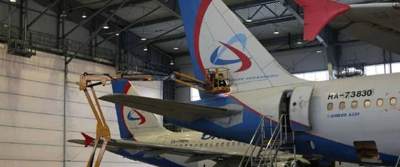 Flugzeuge in der Wartungshalle von Ural Airlines: Die Airline will die Lebenszyklen ihrer Flotte deutlich verlängern.