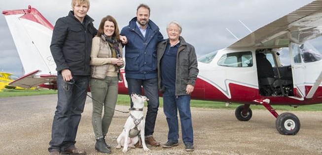Filmcrew mit Hund: Schafft er es, ein Flugzeug zu steuern?