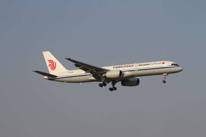 Die Boeing 757-2Z0 B-2836 wurde 1994 an China Southwest Airlines ausgeliefert, welche später in Air China aufging. Für diese flog sie bis Ende 2013 im Pas- sagierdienst, bevor sie in Xiamen zum Frachter umgebaut wurde. Seither ist sie als eine von vier B757 für Air China Cargo tätig.