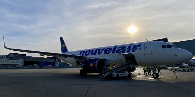 Ein Airbus A320 Neo von Nouvelair am Flughafen Düsseldorf. Der Jet ...