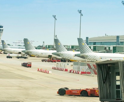 Vier Flugzeuge von Vueling am Flughafen Barcelona: Die Airline will bis 2035 ihren Spitzenposition am Airport festigen.