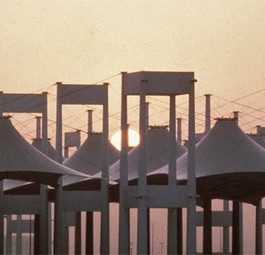 <span style="font-weight: 400;">Das Hadsch-Terminal in Jeddah ist an sich zweckmäßig. Doch dahinter erhebt sich ein atemberaubender Komplex. Es ist eine Art Zeltstadt, die den Behausungen der Beduinen in der Wüste nachempfunden ist. In der bereiten sich Mekka-Pilger auf ihre Wallfahrt vor.</span>