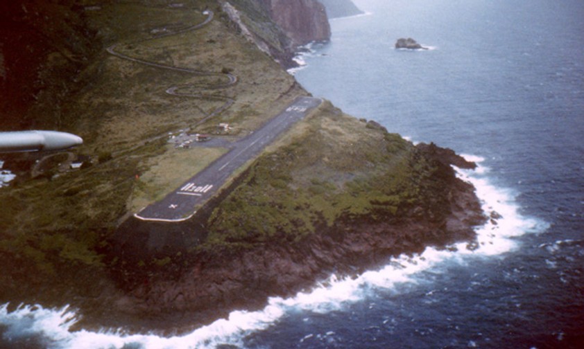 Platz 10: Der Juancho E. Yrausquin Airport, Saba, Niederländische Antillen wurde auf die Klippen gebaut und ist so kurz, dass die Landung selbst mit einer Cessna eine echte Herausforderung ist.