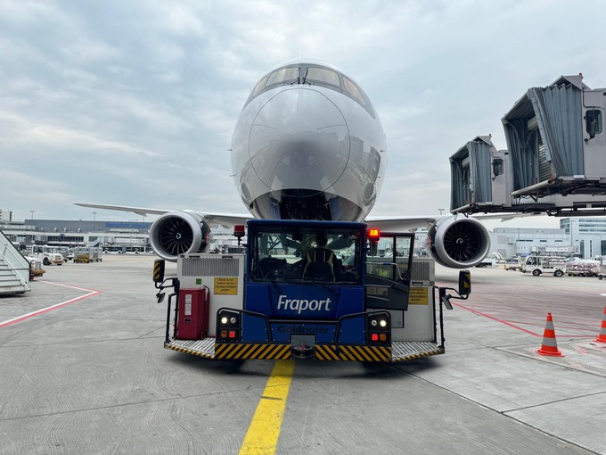 schleppfahrzeug fraport frankfurt