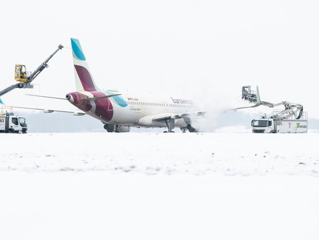 Eurowings-Airbus am BER: Das Flugzeug muss enteist werden.