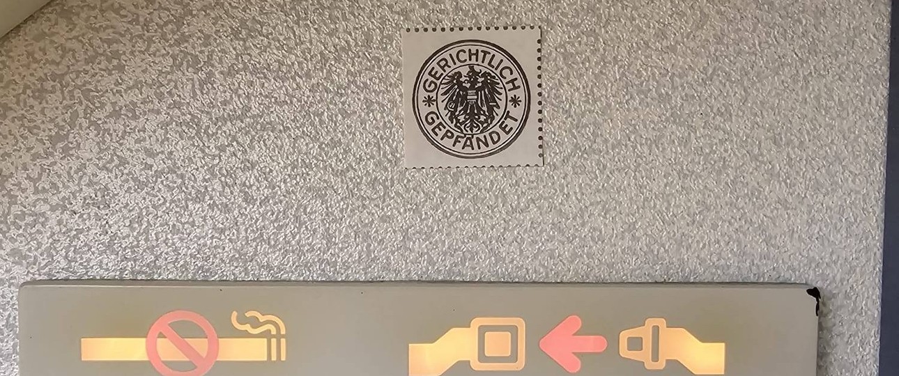 Pfändungsmarke in der Boeing 737 von Ryanair: Mittlerweile wohl entfernt.