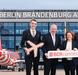 Berlins Regierender Bürgermeister Kai Wegner (2. v. l.), BER-Chefin Aletta von Massenbach (Mitte) und Condor-Chef Peter Gerber (2- v. r.), eingerahmt von Condor-Flugbegleitenden.