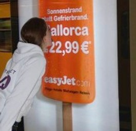Airlines müssen obligatorische Zuschläge für Bearbeitung- oder Kreditkartengebühr neu auch in der Werbung angeben.