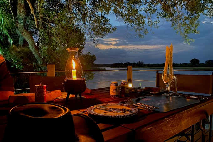 Abendstimmung in der Ndhovu Safari Lodge