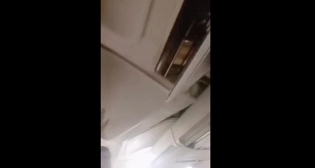 Herabfallende Deckenverkleidung: Die passagiere waren in Panik.