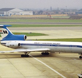 Tupolev Tu-154 von n Malev: Ein Bild aus besseren Zeiten.