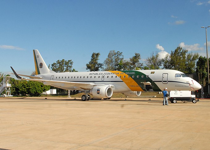 Das andere Präsidentenflugzeug ist eine Embraer E190, die für kürzere Missionen verwendet wird.