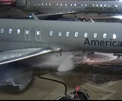 Flugzeug von American Eagle am Flughafen Dallas: Die Betankung ging schief.