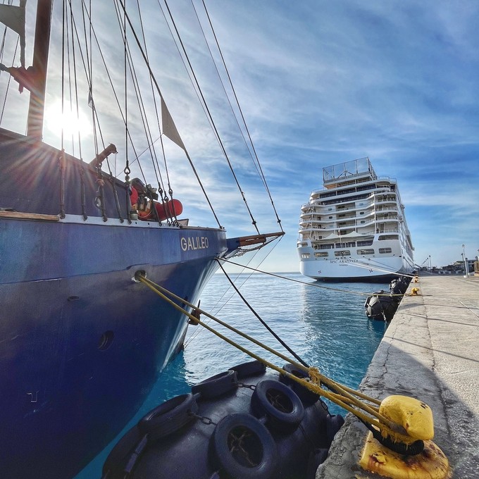 MS-Galileo neben Mega Cruise Ship