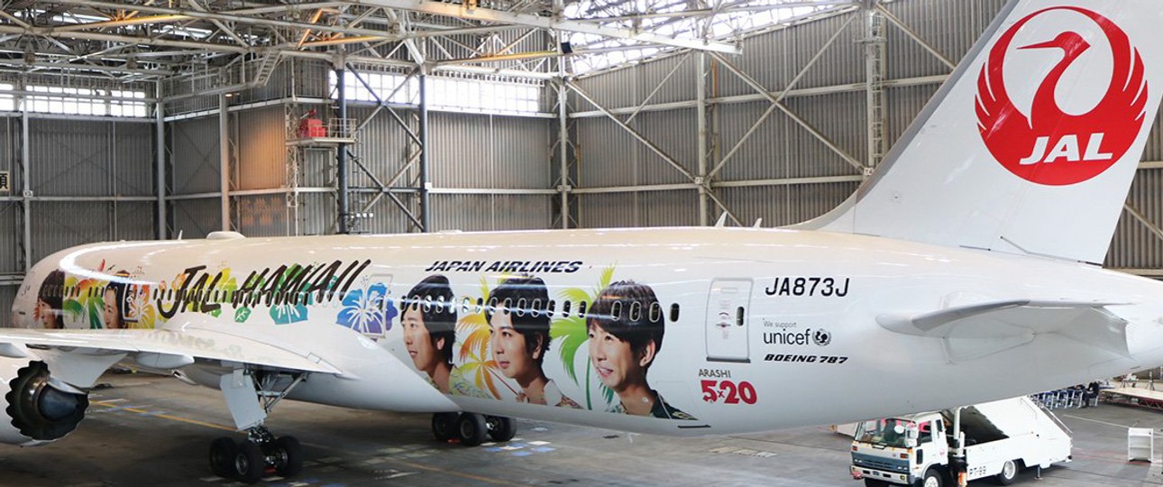 Boeing 787-9 von Japan Airlines: Auf dem Dreamliner ist die Boyband Arashi zu sehen.