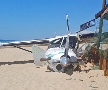Die verunfallte Cessna 208 B am Strand. Bei Notlandung in Hütte gekracht.