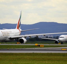 Flieger von Emirates und AUA: In Duabi sieht man die österreichische Airline künftig nicht mehr.