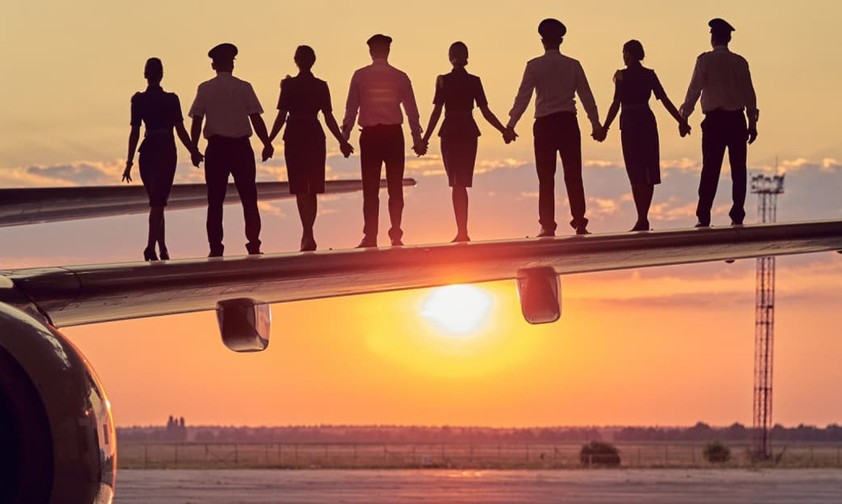 Crew auf dem Flügel: Dieses Foto veröffentlichte Ukraine International am 14. Februar 2022, als sie Flugzeuge ins Ausland brachte, den Betrieb aber zunächst fortsetzte.