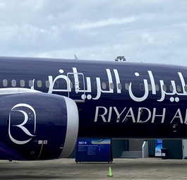 Das erste Flugzeug in einer Lackierung von Riyadh Air, hier bei der Paris Air Show: Das Logo ist auf den Triebwerken ...