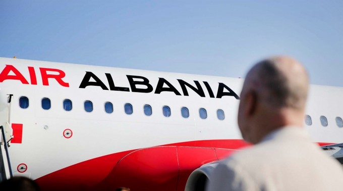 Mitte Dezember 2025 stellte Air Albania den Betrieb ein. Im November hatte Turkish Airlines angekündigt, ihre 49-Prozent-Beteiligung an der verschuldeten albanische Nationalairline zu verkaufen.