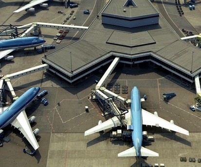 Eine historische Aufnahme aus Amsterdam, wo die speziellen Brücken gut zu erkennen sind.