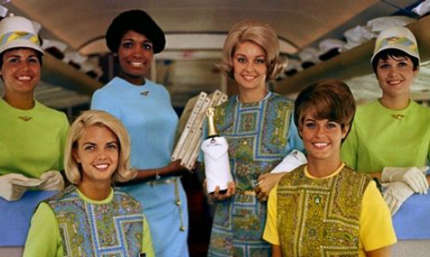 Können Sie erraten, welche Airline ihre Mitarbeiterinnen einkleidete wie bunte Paradiesvögel?