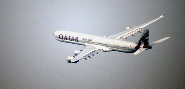 Auch Airlines arbeiten an den Konfigurationen. <a href="http://www.aerotelegraph.com/qatar-airways-packt-airbus-a340-voll-hochdichte-highdensity-version">So etwa Qatar. Die Airline hat beschlossen, die erste Klasse aus ihren Airbus A340-600 auszubauen. Statt 310 Sitzplätzen bieten die Jets künftig 372 Menschen Platz.</a>