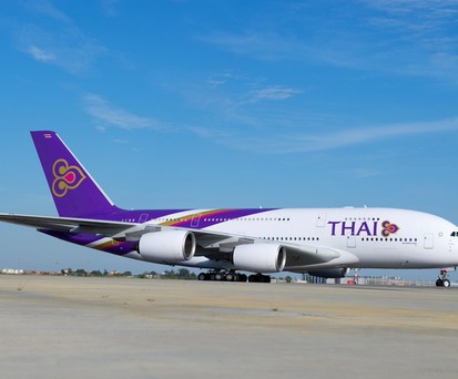 <strong>Thai Airways:</strong> Anfang 2021 beschloss die angeschlagene Thai Airways, dass der A380 auch nach der Pandemie <a href="https://www.aerotelegraph.com/thai-airways-beendet-kapitel-a380-a330-und-747">nicht in den Liniendienst zurückkehren</a> wird. Angesichts der steigenden Nachfrage prüft die Fluggesellschaft mittlerweile aber zumindest wieder, ob eine <a href="https://www.aerotelegraph.com/auch-thai-airways-denkt-ueber-a380-comeback-nach">Superjumbo-Rückkehr nicht doch eine Option</a> sein könnte. Thai Airways hat sechs A380, wovon zwei zum Verkauf ausgeschrieben sind.