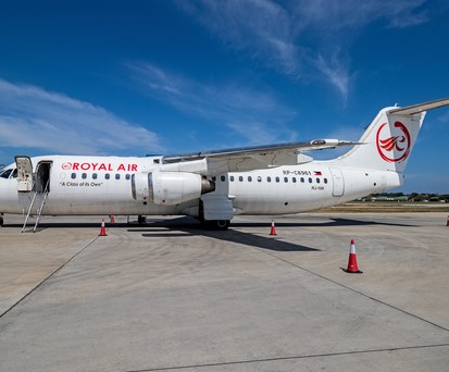 Die ehemalige HB-IXO von Crossair und später Swiss fliegt heute für Royal Air.
