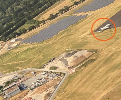 Die D-AICD am Airport Düsseldorf: Im Juni 2023 aus einem startenden Flieger fotografiert.