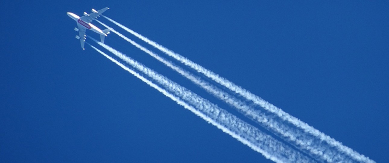 Kondensstreifen am Himmel: Forschende der Universität Cambridge fordern eine drastische Verringerung.