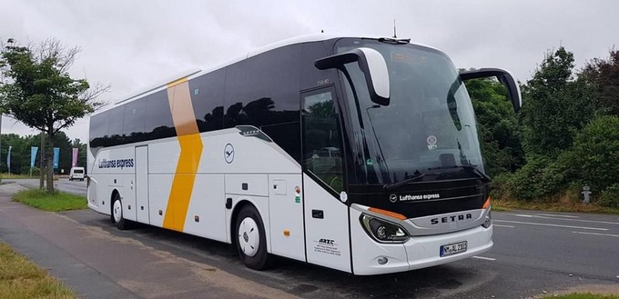 Lufthansa pendelt in der Zeit der Sanierungsarbeiten mit einem Bus zwei Mal täglich zwischen den Flughäfen Innsbruck und München.