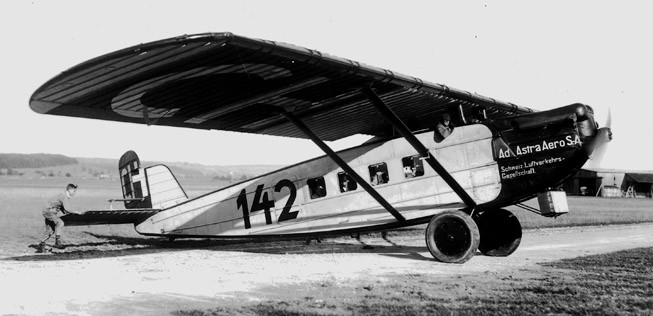 ... 1931 mit der Zürcher Ad Astra Aero. Im Bild eine Dornier Komet III der Airline am Flugplatz Dübendorf.