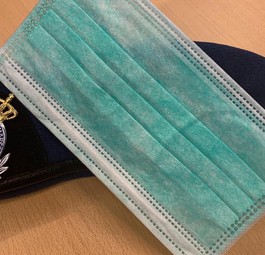 Nase-Mund-Schutz auf einer Kopfbedeckung der Koninklijke Marechaussee: Sorgt für Ordnung.