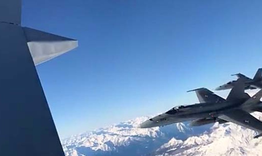 Wenn der Pilot aus dem Kampfjet winkt