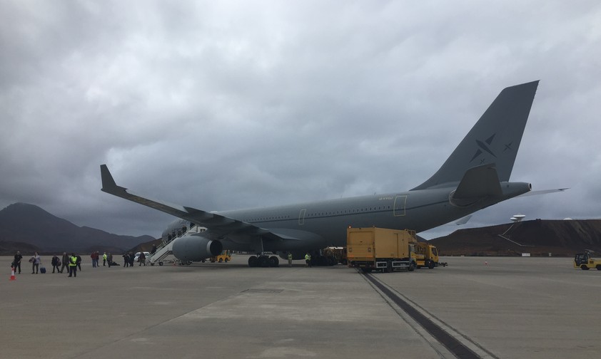 Airbus A330 von Air Tanker auf Ascension Island: Passagiere und Soldaten an Bord.