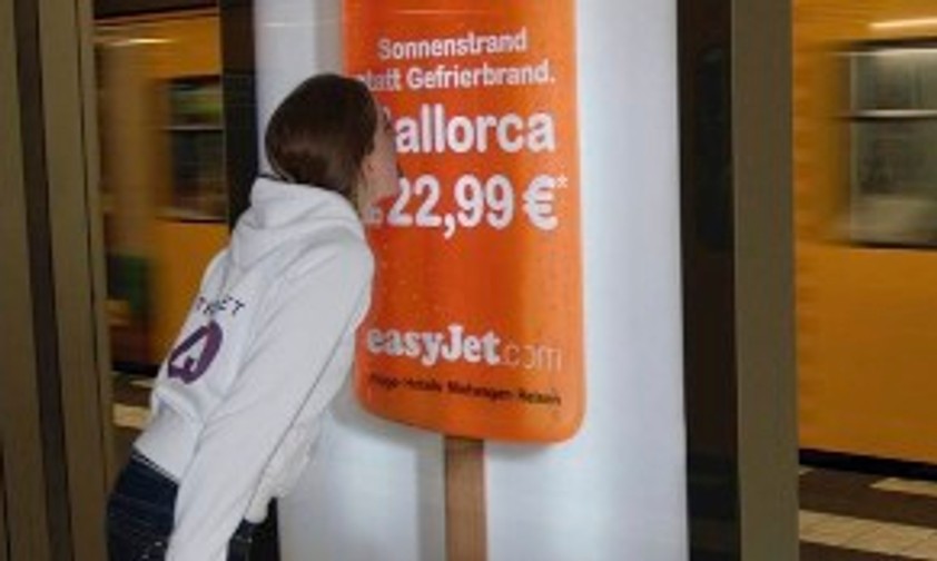 Airlines müssen obligatorische Zuschläge für Bearbeitung- oder Kreditkartengebühr neu auch in der Werbung angeben.
