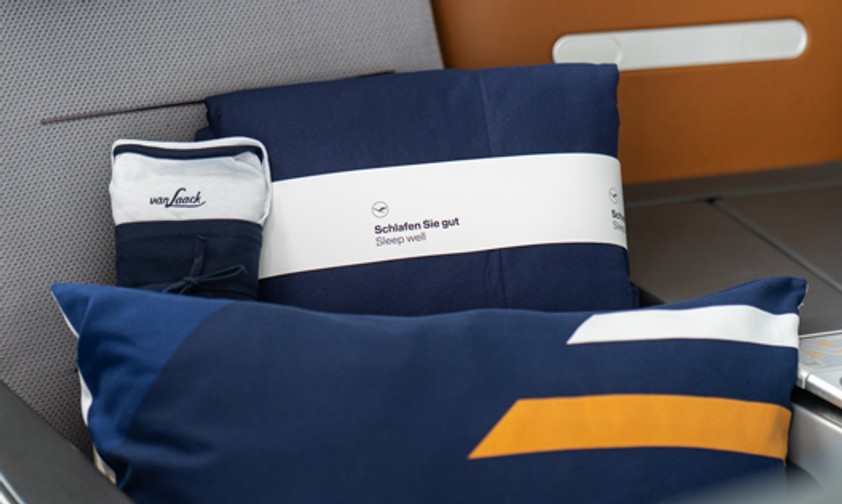 Schlafshirt, Decke und Kissen: Das neue Business-Class-Bettzeug auf Lufthansas Langstreckenflügen.