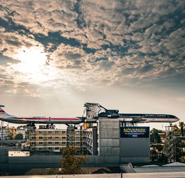 Von weither zu sehen: Die beiden Flugzeuge über den Dächern von Graz.