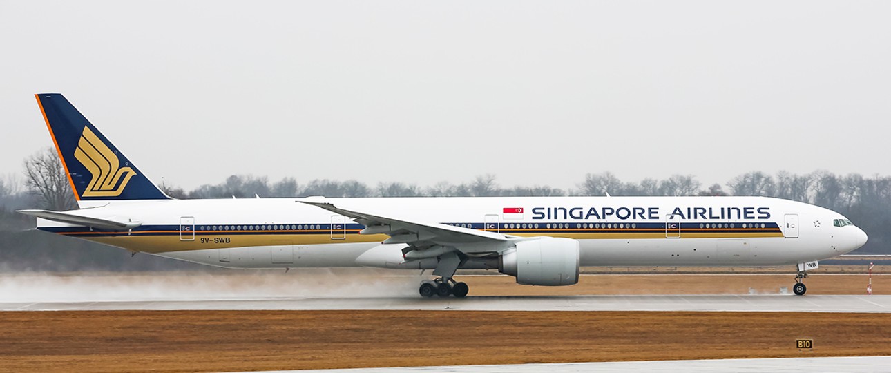 Singapore Airlines fliegt mit der Nummer 1 auf der selben Route - nur startet sie in Singapore und hat einen Zwischenstopp in Hong Kong. Beide Flüge sind wegen der Pandemie ausgesetzt - Singapore nutzt die Nummer laut Flightaware aber gerade teilweise auf Flügen nach Hong Kong.