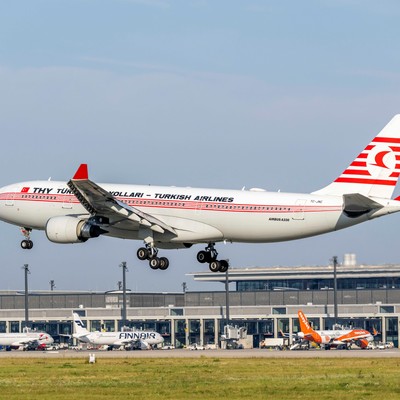 Ein Airbus A330-200 von Turkish Airlines landet am Flughafen BER: Turkish Airlines setzt am meisten Langstreckenflugzeuge innerhalb Europas ein.