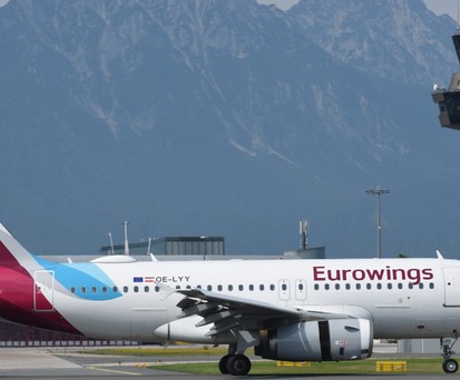 Eurowings-Jet in Salzburg: In einem Flieger der Airline wird geimpft.