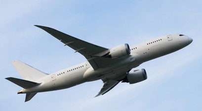 Boeing 787-8 im Flug: Der Dreamliner könnte bald zu Frachtflugzeugen umgerüstet werden.