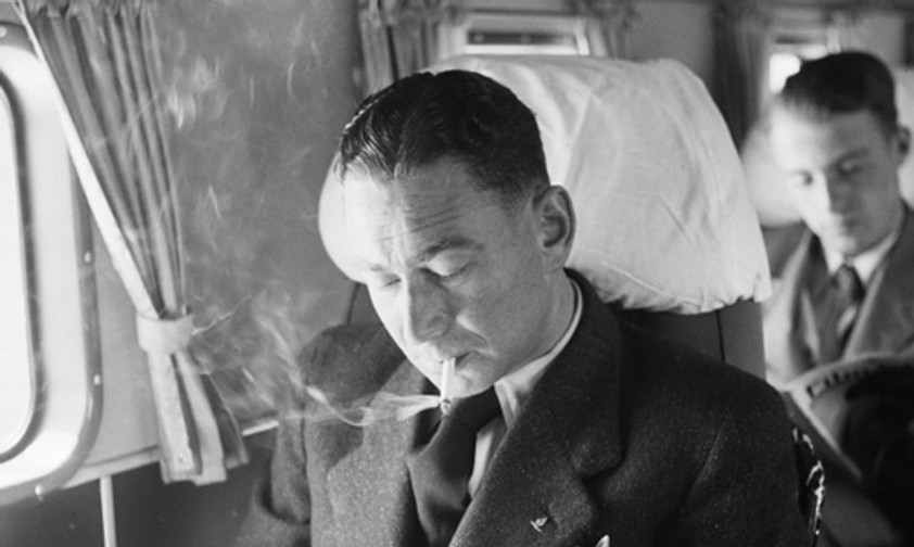 Passagier in einer DC-2 der Swissair: Damals war Rauchen noch völlig normal.