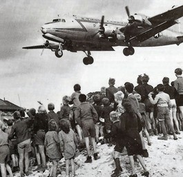Berliner freuen sich 1948 über die Landung eines Rosinenbombers: Eine Gruppe will die Flieger 2019 zurückbringen.
