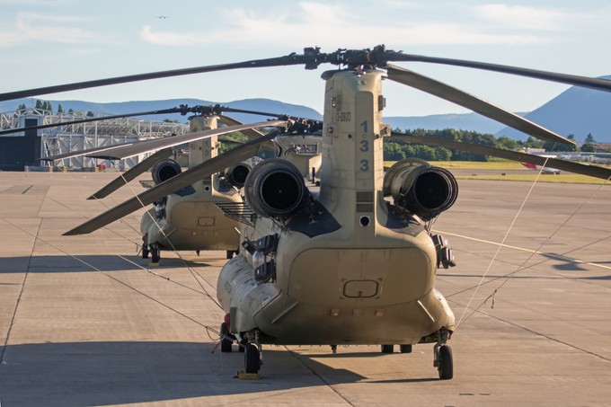 Gleich vier CH-47 Chinook der US Army stehen derzeit am Flughafen Genf