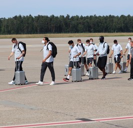 Auch Fußballer fahren mit dem Bus zum Flieger. Die DFB-Elf am Flughafen Nürnberg.