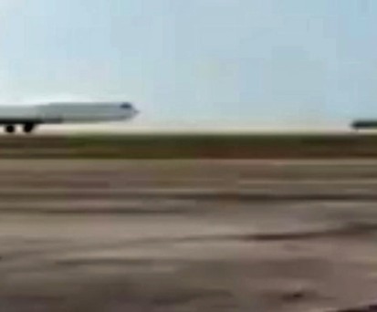 Boeing 727 landet ohne vorderes Fahrwerk