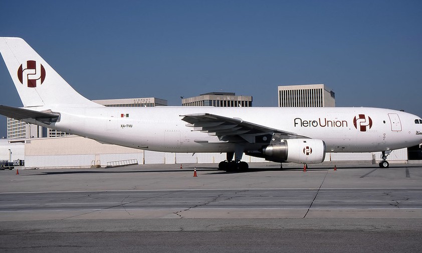 Das ist der älteste noch flugfähige Airbus A300. Die Maschine mit dem Kennzeichen XA-TVU war für die mexikanische Frachtairline Aerounion - Aerotransporte de Carga Union unterwegs, steht nun aber schon einige Zeit geparkt herum.